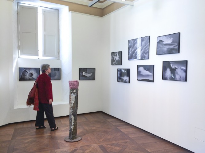 Unter dem Titel Dialogo sull'amicizia zeigen Helmut Dirnaichner und der Fotograf Francesco Radino ihre Werke in der Galleria Biffi Arte in Piacenza 2014.