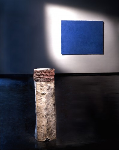 Helmut Dirnaichner zeigt in der Ausstellung Il sentiero delle pietre im Spazio Krizia und Goethe-Institut Mailand 1997 Wandarbeiten und Skulpturen