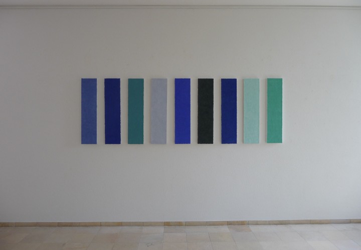 Steinpan ist ein Werk von Helmut Dirnaichner aus dem Jahr 1997 mit leuchtenden blauen Mineralien und Zellulose auf Holz geklopft.