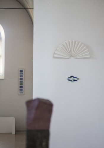 Helmut Dirnaichner zeigt im Kunstraum Klosterkirche in Traunstein die Werke Flügel für San Francesco 2008, Azurit Türkis, 2012 und Zinnober Basalt aus dem Jahr 2014.