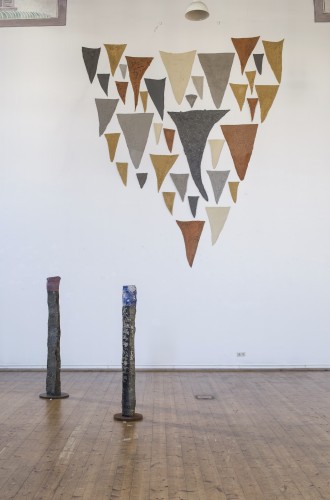 Apulische Erden ist ein Werk von Helmut Dirnaichner aus dem Jahr 1987 präsentiert in der Ausstellung Farbe als Speicher in der Städtischen Galerie Traunstein Kunstraum Klosterkirche 2015.