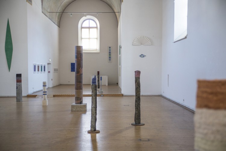 Blick in die Ausstellung "Farbe als Speicher", Städtische Galerie Traunstein und Kunstraum Klosterkirche 2015, mit Skulpturen und Wandarbeiten von Helmut Dirnaichner aus den Jahren 1987 bis 2015.