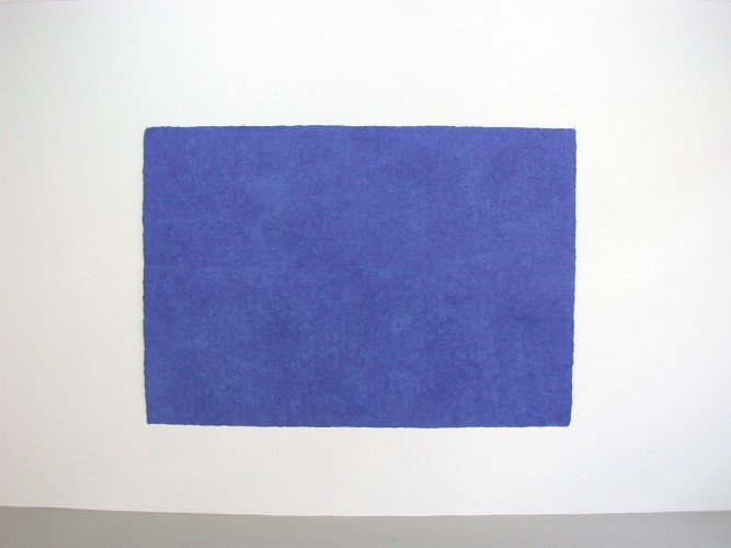 Blauer Stein ist ein Werk von Helmut Dirnaichner aus dem Jahr 1990, aus Lapislazuli und Zellulose geschöpft