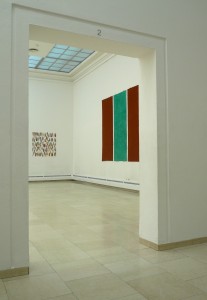 Helmut Dirnaichner zeigt die Wandarbeiten Felder, 2000 aus apulischer Erde, Malachit und Zellulose geschöpft und Terre aus dem Jahr 2011 in der Ausstellung Gleitflug. H. Dirnaichner, P. Pohl, R. Klessinger in der Städtischen Galerie Rosenheim 2012