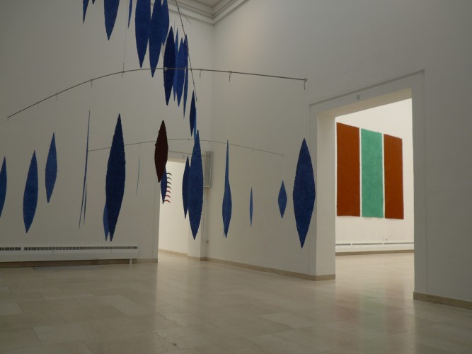 Helmut Dirnaichner zeigt seine Werke Lichtsteine 2008 und Felder 2000 in der Ausstellung Gleitflug, Städtische Galerie Rosenheim 2012.