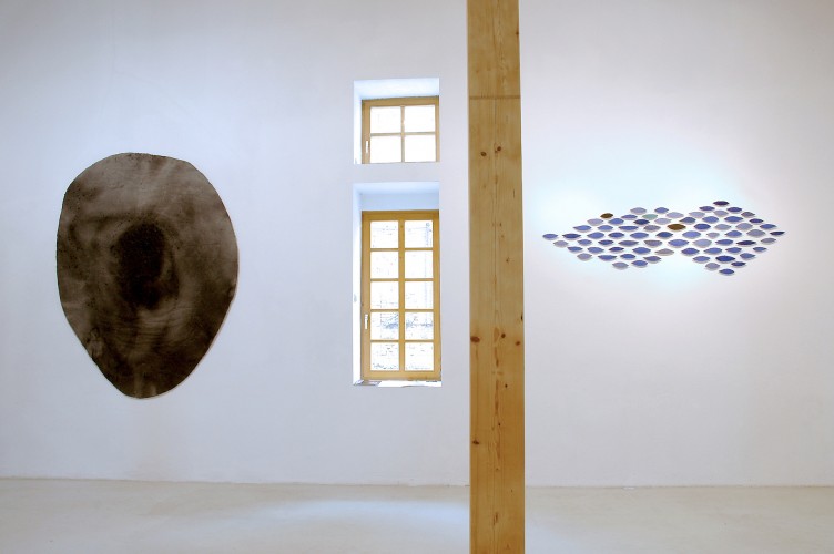 Helmut Dirnaichner zeigt seine Werke Feuerstelle, 1984 und Oltremare, 1999 in der Galerie Hoffmann, Friedberg, Ausstellungshalle Ossenheim 2004.