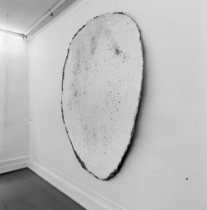 Palude Kalkstein Azurit ist ein Werk von Helmut Dirnaichner aus dem Jahr 1986 mit Zellulose geschöpft und ausgestellt in der Galerie mueller-roth, Stuttgart, 1987.
