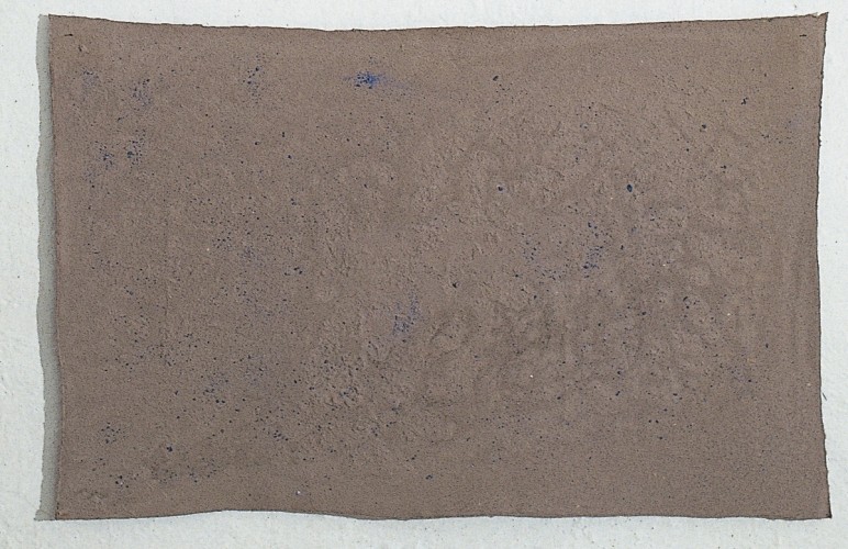 Sedimente ist ein Werk von Helmut Dirnaichner aus dem Jahr 1985, geschöpft aus Sumpf-Erde und Zellulose mit Fragmenten von Lapislazuli-Steinen.