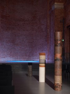 Helmut Dirnaichner zeigt die Skulptur Sedimente in der Allerheiligen Hofkirche München im Rahmen der Bayrischen Staatsoper Festspiel+ im Jahr 2005.