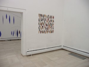 Helmut Dirnaichner zeigt sein Werk Terre aus dem Jahr 2011 aus apulischen, spanischen, mexikanische Erden, australischem Sand, Veroneser Grün und Zellulose in der Ausstellung Gleitflug, Städtische Galerie Rosenheim 2012.