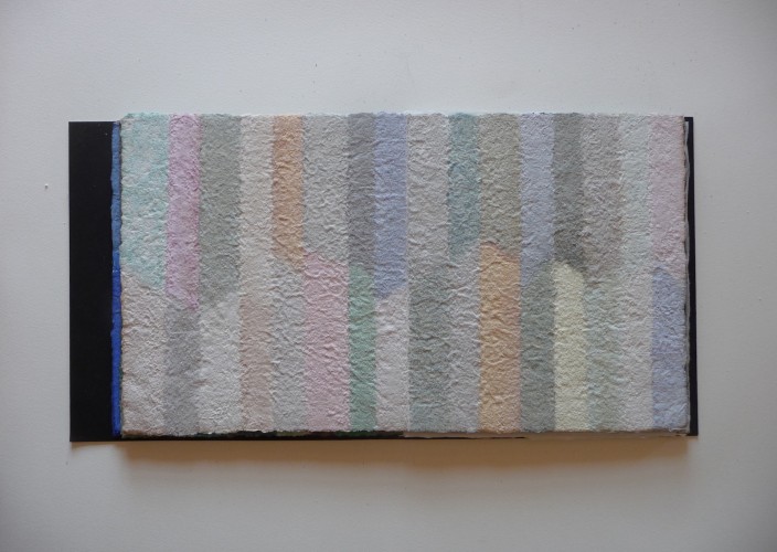 Uccelli ist ein Künstlerbuch von Helmut Dirnaichner aus dem Jahr 2006 geschöpft aus Zellulose mit Erden und Mineralien.