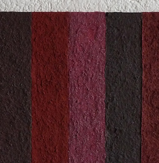 Vesuvio ist ein Werk von Helmut Dirnaichner aus dem Jahr 2014 mit roten Mineralien und Zellulose geschöpft