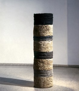 Sedimente ist eine Skulptur von Helmut Dirnaichner aus dem Jahr 1998 aus Tuffstein, apulische Sumpferden und Zellulose in der Sammlung Skulpturenmuseum im Glaskasten Marl