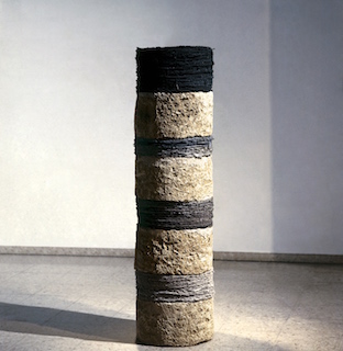 Sedimente ist eine Skulptur von Helmut Dirnaichner aus dem Jahr 1998 aus Tuffstein, apulische Sumpferden und Zellulose in der Sammlung Skulpturenmuseum im Glaskasten Marl
