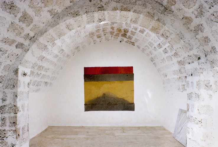 Apulisches Feld ist ein Werk von Helmut Dirnaichner aus dem Jahr 2000 geschöpft aus Erden und Zellulose.