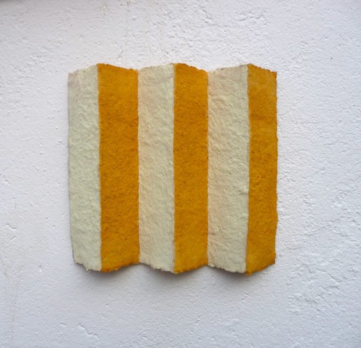 Schwefel Goldpigment ist ein Faltobjekt von Helmut Dirnaichner aus dem Jahr 2008 aus Mineralien und Zellulose.