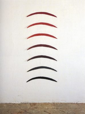 Wilder Zinnober ist ein Werk von Helmut Dirnaichner aus dem Jahr 1989, mit sieben sichelförmigen Elementen aus Vulkanasche, Hämatit, Zinnober und Jaspis zusammen mit Zellulose geschöpft.