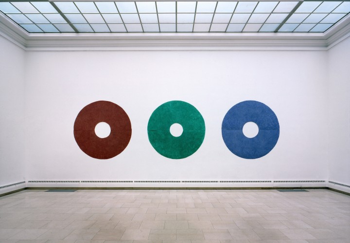Zinnober, Malachit und Lapislazuli sind Werke von Helmut Dirnaichner aus dem Jahr 1994, hier in seiner Ausstellung in der Städtischen Galerie Rosenheim, 1997.