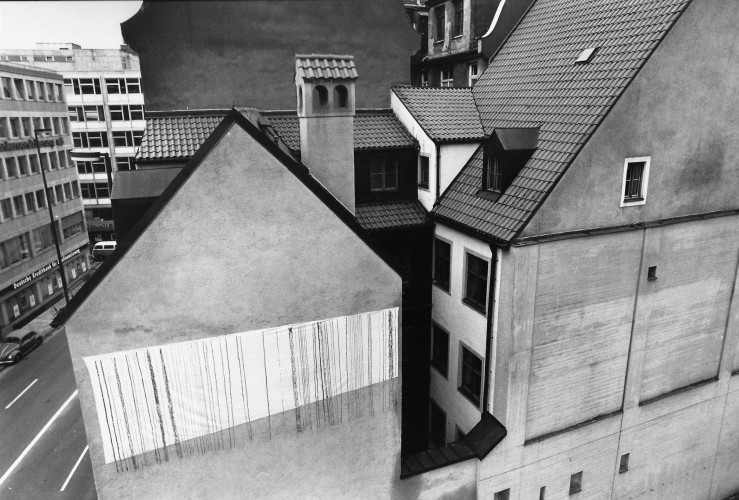 Mauer-Zeichen ist eine Installation von Helmut Dirnaichner mit Kohle auf Nessel und Mauer gezeichnet anlässlich der Kulturwoche München 1980.