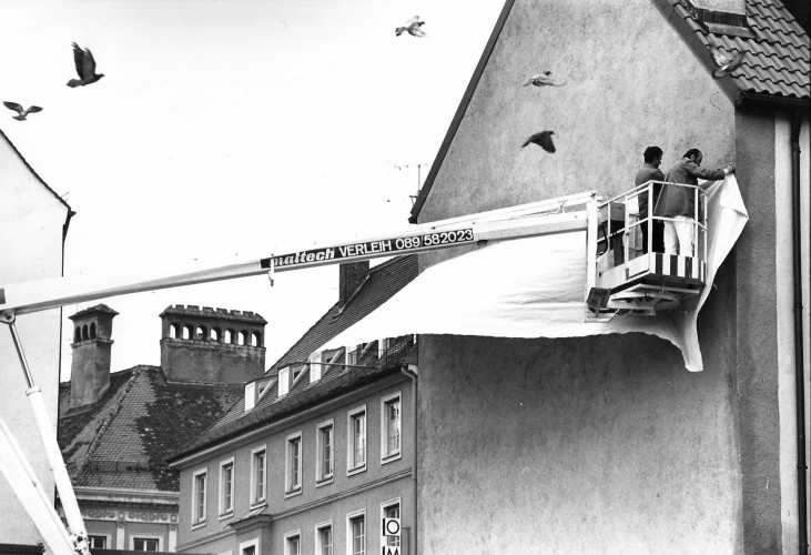Installation auf der Außenwand des Ignaz-Günther-Hauses am Sankt-Jakobs-Platz München, anlässlich der Kulturwoche München 1980.