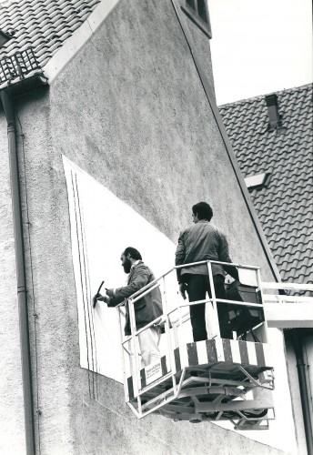 Mauer-Zeichen ist eine Installation von Helmut Dirnaichner mit Kohle auf Nessel und Mauer gezeichnet anlässlich der Kulturwoche München 1980.
