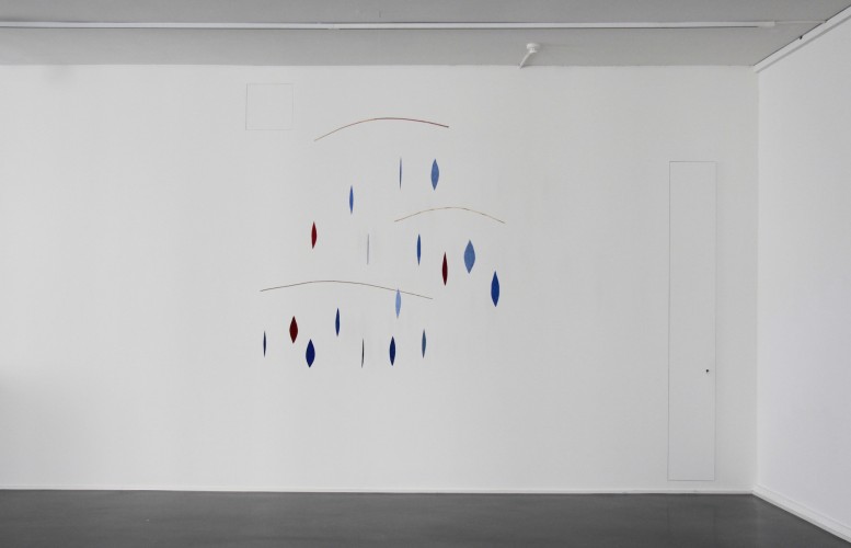Sassi Volanti ist ein Werk von Helmut Dirnaichner aus dem Jahr 1999 mit schwebenden Elementen aus Lapislazuli, Jaspis, Zinnober und Zellulose, aus der Sammlung Museum Pfalzgalerie Kaiserslautern