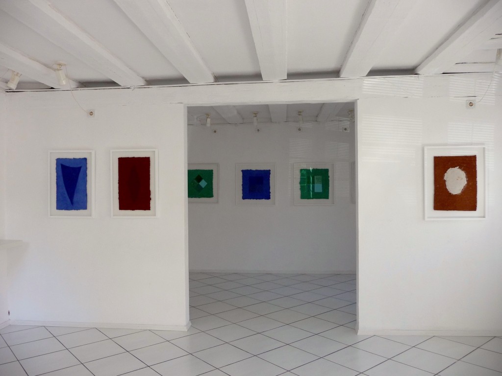 Helmut Dirnaichner zeigt in der Galerie Grewenig in Heidelberg Werke mit Farbmaterien wie Lapislazuli, Jaspis und Malachit sowie der roten apulisachen Erde.