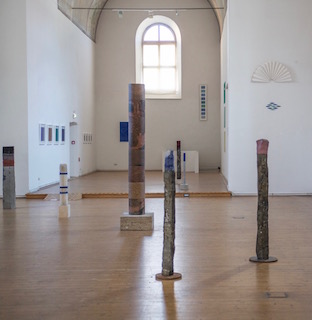 Helmut Dirnaichner zeigt Wandarbeiten und Skulpturen in der Ausstellung "Farbe als Speicher", Städtische Galerie Traunstein und Kunstraum Klosterkirche Traunstein, 2015.