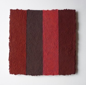 Vesuvio ist ein Werk von Helmut Dirnaichner aus dem Jahr 2014 mit roten Mineralien wie Hämatit und Zinnober geschöpft.