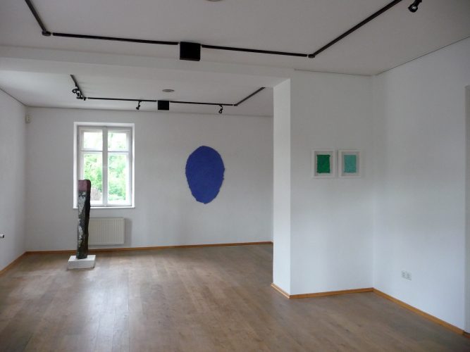 Blick in die Ausstellung "Helmut Dirnaichner, Ein blauer Flügelschlag", Galerie Markt Bruckmühl
