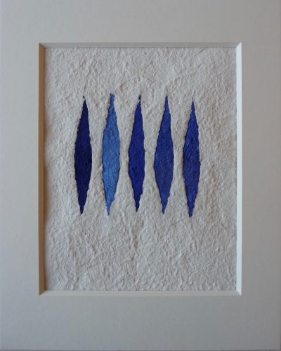 azzurro oltremarino ist ein Werk von Helmut Dirnaichner, mit lanzettförmig gefügten Elementen aus blauen Mineralien und Zellulose.
