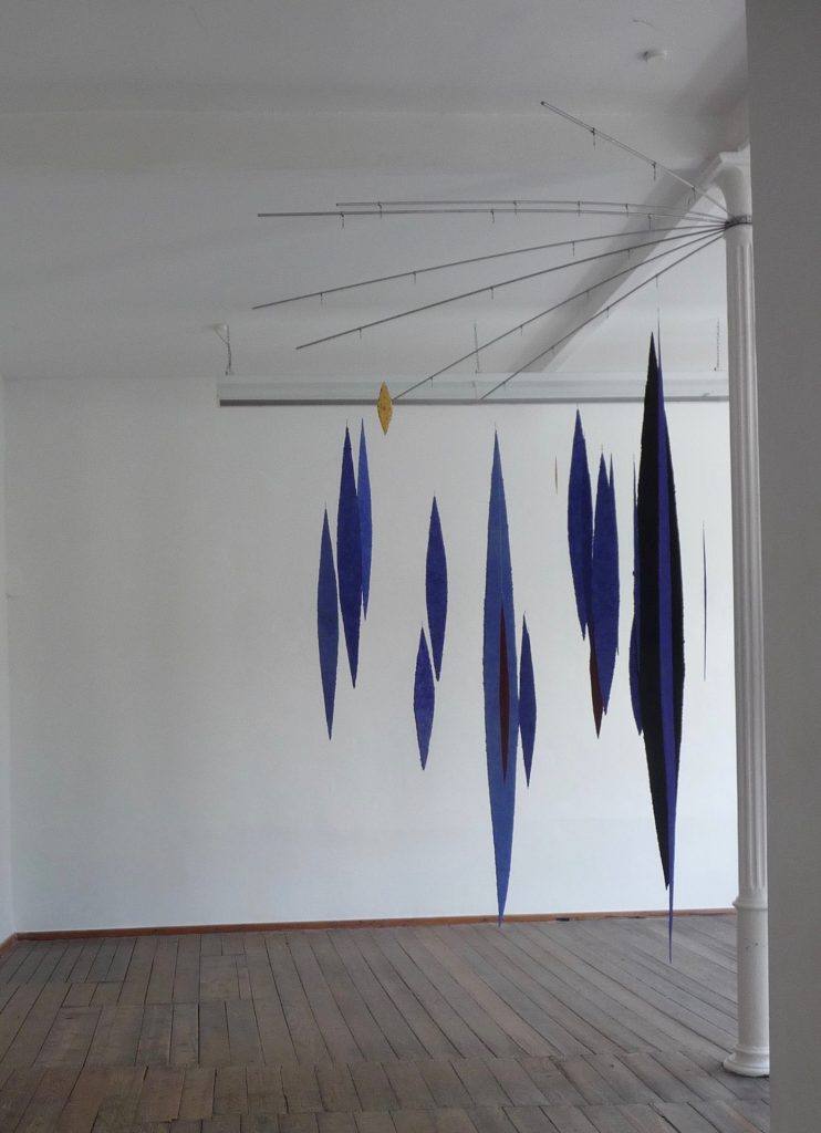 An der Ausstellung papier = kunst 9 im NKV Aschaffenburg im KunstLANDing nimmt Helmut Dirnaichner mit einer Raumarbeit aus 48 geschöpften, schwebenden Lanzettformen aus Lapislazuli und Zinnober teil.