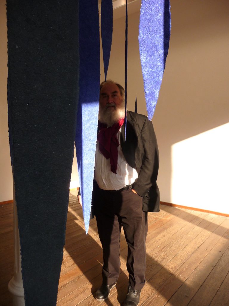 An der Ausstellung papier = kunst 9 im NKV Aschaffenburg im KunstLANDing nimmt Helmut Dirnaichner mit einer Raumarbeit aus 48 geschöpften, schwebenden Lanzettformen aus Lapislazuli und Zinnober teil.