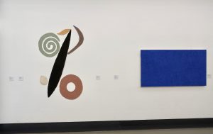 Pok-ta-pok, 1987 und Lapislazuli, 1998 sind Werke von Helmut Dirnaichner, in der Ausstellung Farbe im Stein - Schwingung im Metall, Helmut Dirnaichner und Martin Willing, im Museum im Kulturspeicher Würzburg Juni-Juli 2019.