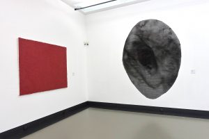 Zinnober, 1997 und Feuerstelle, 1984 sind Werke von Helmut Dirnaichner, in der Ausstellung Farbe im Stein - Schwingung im Metall, Helmut Dirnaichner und Martin Willing, im Museum im Kulturspeicher Würzburg Juni-Juli 2019