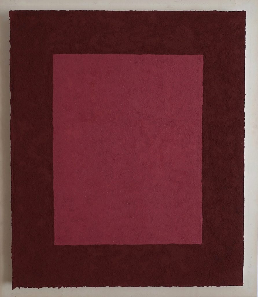 Roter Jaspis und Zinnober ist ein Werk von Helmut Dirnaichner aus dem Jahr 2004, zu sehen in der Galerie Renate Bender, München.