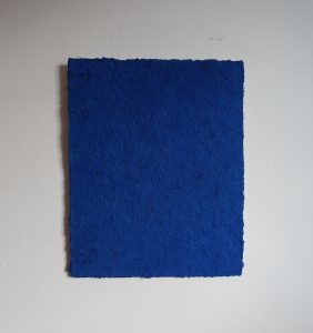 Azurit ist ein Werk von Helmut Dirnaichner aus dem Jahr 2019, aus dem leuchtend blauen Mineral und Zellulose geschöpft, präsentiert auf der Art Karlsruhe 2020 Kunst der Gegenwart.