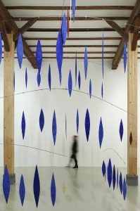 Blick in die galerie hoffmann, Ausstellungshalle Friedberg Ossenheim: Rauminstallation Lichtsteine, 2008-2011, Lapislazuli, Jaspis, Gold, Zellulose, 5 Meter x 5,50 Meter Durchmesser.