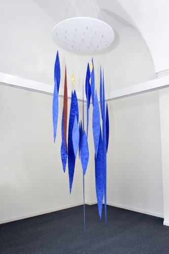 Meteore ist eine Installation von Helmut Dirnaichner aus dem Jahr 2018, mit Lapislazuli, Zinnober, Jaspis, Gold und Zellulose geschöpft, präsentiert in der Galleria L'Osanna, Nardò, 2018.
