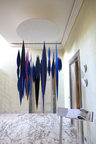 Meteore ist eine Rauminstallation von Helmut Dirnaichner, präsentiert im Kunstprojekt In transito in der Villa Almone, Residenz des deutschen Botschafters in Rom, zum Tag der deutschen Einheit am 3. 10. 2019.