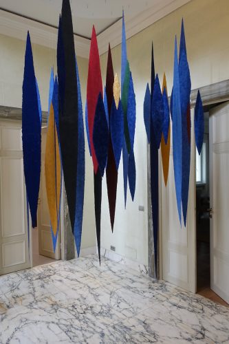 Meteore ist eine Rauminstallation von Helmut Dirnaichner, präsentiert im Kunstprojekt In transito in der Villa Almone, Residenz des deutschen Botschafters in Rom, zum Tag der deutschen Einheit am 3. 10. 2019.