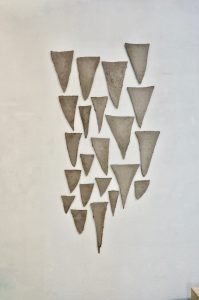 Paule ist ein Werk von Helmut Dirnaichner aus dem Jahr 1988, die Teile sind aus Sumpferde in der Form der Astgabelungen geschöpft