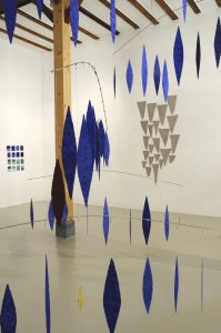 Blick in die galerie hoffmann, Ausstellungshalle Friedberg Ossenheim 2011-2012 mit Werken von Helmut Dirnaichner: Im Vordergrund Lichtsteine, 2008-2011, Lapislazuli, Jaspis, Gold, Zellulose, im Hintergrund mare, 16teilig, 2010 und Paule, 1988.