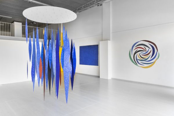 Rauminstallation Meteore in der Ausstellung pietracolore, spazio heart Vimercate/ Mailand 2018. Im Hintergrund: Lapislazuli, 1997 und Uxmal, 2017