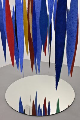 Detailansicht der Rauminstallation Meteore, 2022, 50-teilig, Mineralien, Zellulose, Acrylglas, Spiegel, in der Ausstellung Galerie Renate Bender, München 2022-2023