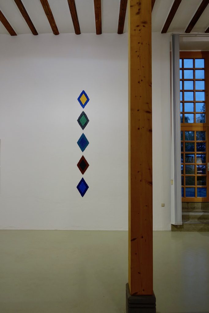 Blick in die Ausstellung aus dem kosmos des konkreten, Galerie Hoffmann, Ausstellungshalle Ossenheim, mit Helmut Dirnaichners Werk Kristall aus dem Jahr 2016.
