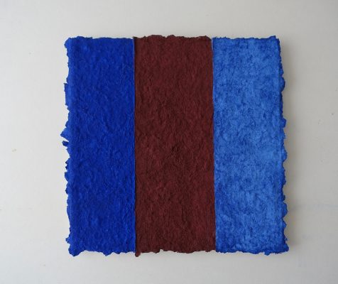 Begegnungen in Blau: Azurit Jaspis Lapislazuli ist ein Werk von Helmut Dirnaichner aus dem Jahr 2011, in dem die blauen Farbmaterien der Mineralien Azurit und Lapislazuli in vertikalen Bahnen dem roten Jaspis begegnen.