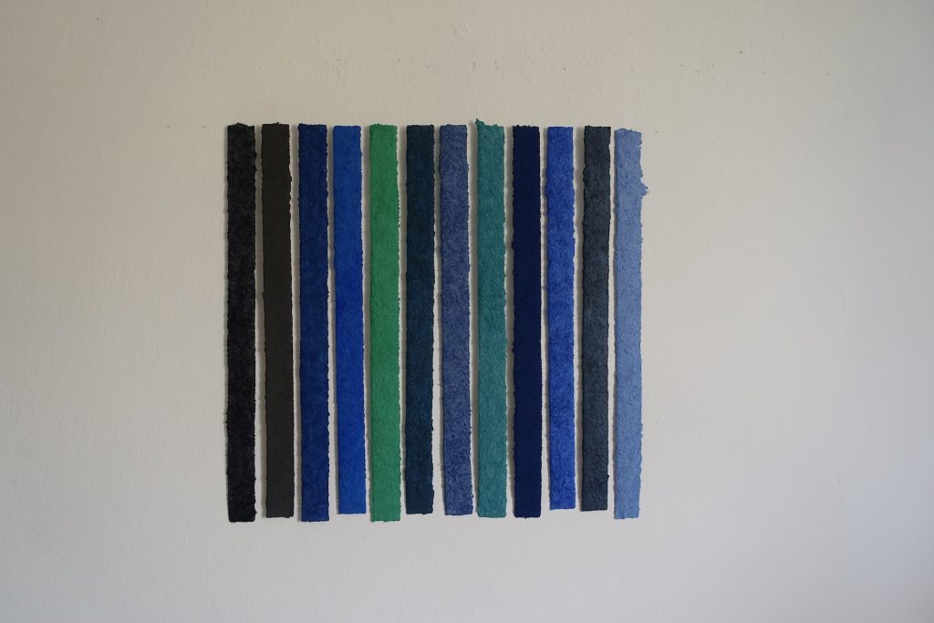 Azurit Turmalin ist ein Werk von Helmut Dirnaichner aus dem Jahr 2019 mit blauen und grünen Mineralien und Zellulose geschöpft