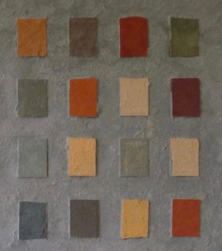 Dirnaichners Kunstwerke mit Erden, Sumpf, Steinen und Kohle aus dem Jahr 2003, eine Serie von drei Werken mit Erden aus verschiedenen Ländern, blauen und grünen Mineralien, und schwarzen Materien wie Kohle