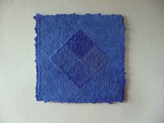 Begegnungen in Blau: Lapislazuli ist ein Werk von Helmut Dirnaichner aus dem Jahr 2015, verschiedene Lapislazulisteine sind der Ursprung der unterschiedlich blauen Farbmaterien der Binnenquadrate